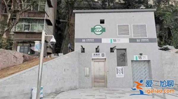 重庆一地铁出入口被吐槽像“公厕”，后续会不会改进[出入口]？