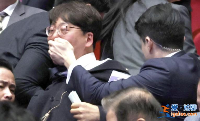 韩总统府回应“在野议员被捂嘴拖走” 称“为总统安全” 网友争议？