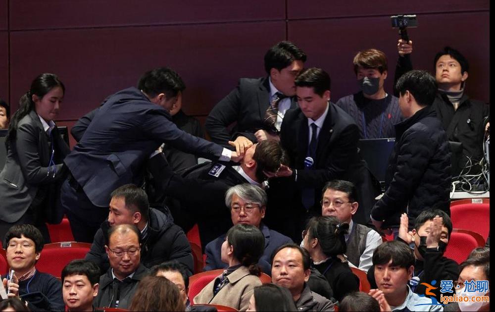 韩总统府回应“在野议员被捂嘴拖走” 称“为总统安全” 网友争议？
