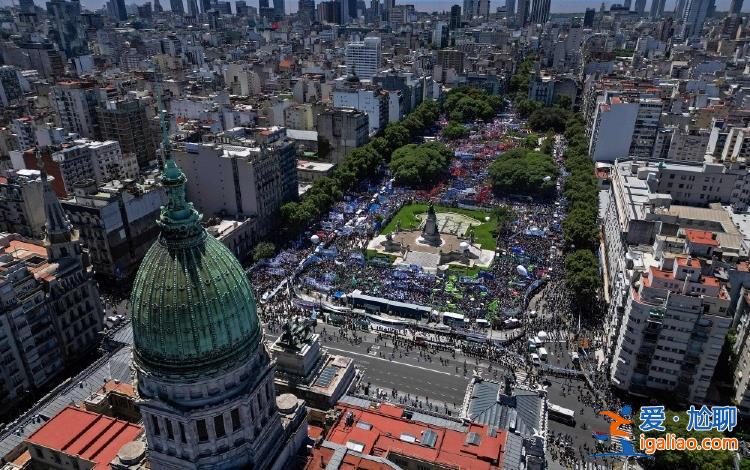 “疯子”总统引来50万人抗议 阿根廷全面瘫痪12小时？