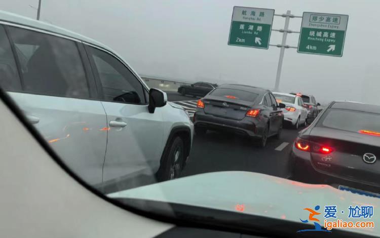 多条高速公路关闭 雪夜有人堵路上？