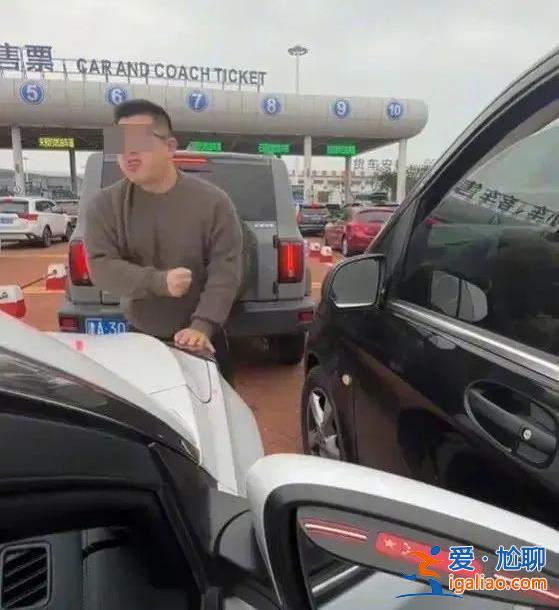 欺骗公众获取利益的人？