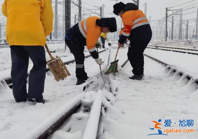 为何导致交通陷入瘫痪？除冰难度有多大？解读湖北暴雪冻雨的几大疑问？