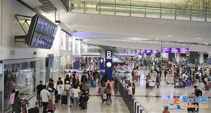 香港机场一拖行员跌出车外被飞机撞倒身亡 司机同事已被拘捕？