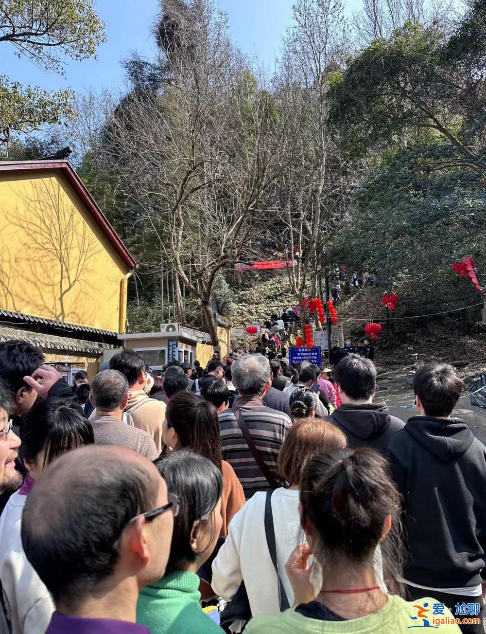超4万人涌入杭州北高峰拜财神 灵隐寺吃素面的游客排到后厨门口？