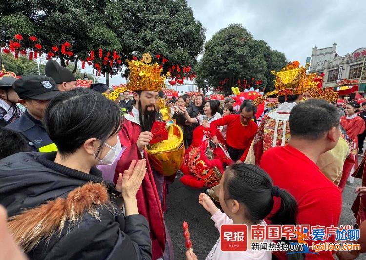 凌晨3点 “天下第一财神庙”已经人山人海？