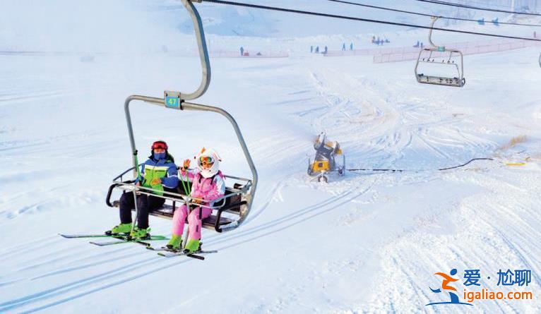 滑雪场缆车脱轨游客摔落，文旅局回应无人受伤[滑雪场收费]？