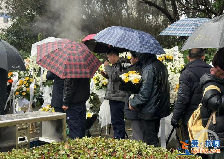 众人冒雨排队陪宗庆后最后一程 门前鲜花成山？