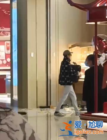 男子从云南飞抵杭州抢劫珠宝店 被抓时叫嚣“我不是中国人”？