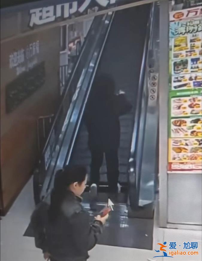 “女子半截身体被卷入扶梯”涉事超市暂停营业 伤者正在做第二次手术？