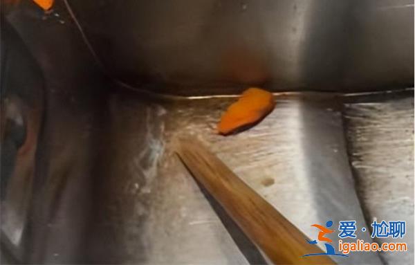 海底捞锅底用筷子戳出污垢是什么情况 去除锅底污垢的方式？