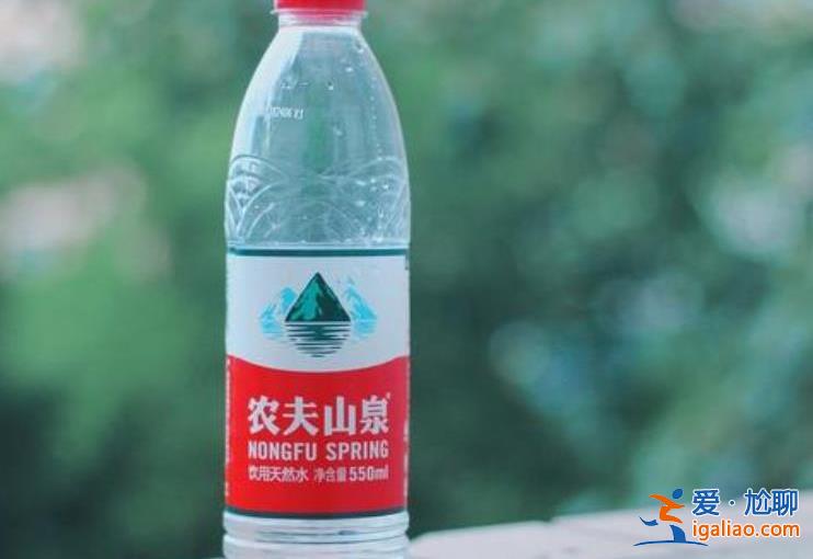 农夫山泉推出绿色瓶装饮用纯净水，这是向其它品牌宣战吗[农夫山泉产品]？