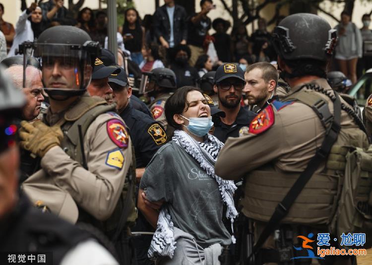 美加州大学洛杉矶分校亲巴以两派示威者爆发肢体冲突 护栏被冲破？