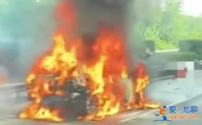 问界M7事故砸窗救援者为何在现场大哭 没救出人感到难过？