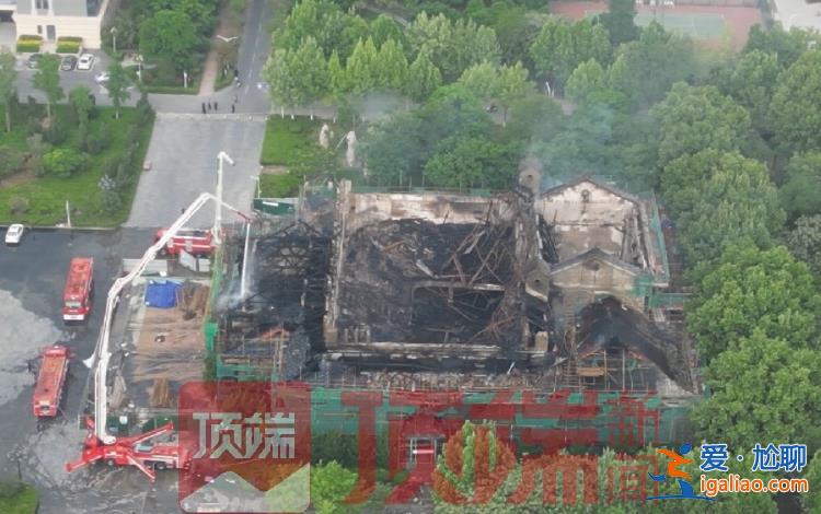 房顶基本坍塌 消防仍在救援中？