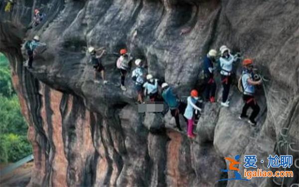 景区攀岩拥堵游客挂半山腰怎么回事 有时会堵一两个小时？