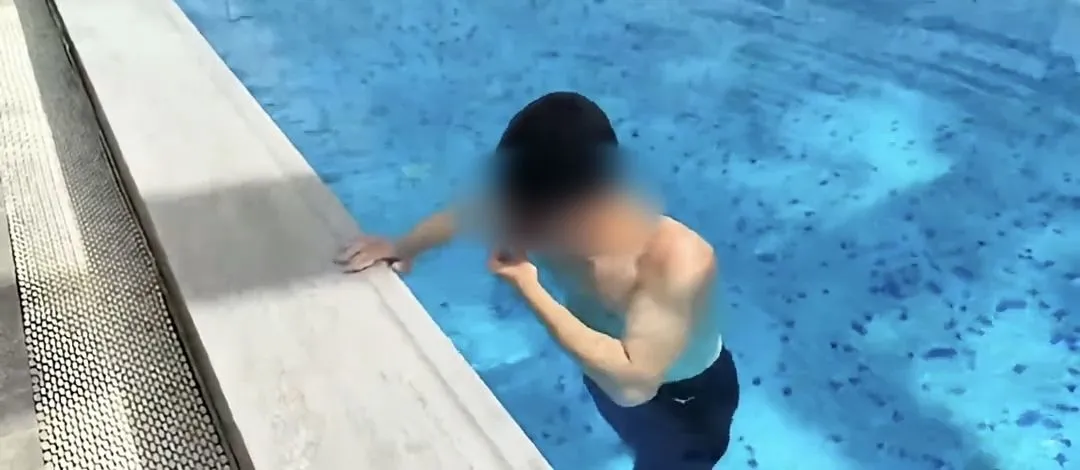 郑州一游泳教练憋气训练时溺亡 工作人员拍视频却未施救？当地回应？
