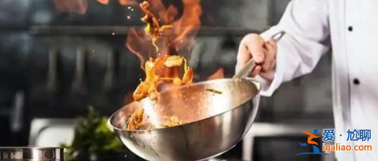 淄博炒锅饼小哥称日均营业额近10万 现在拼命赚钱？