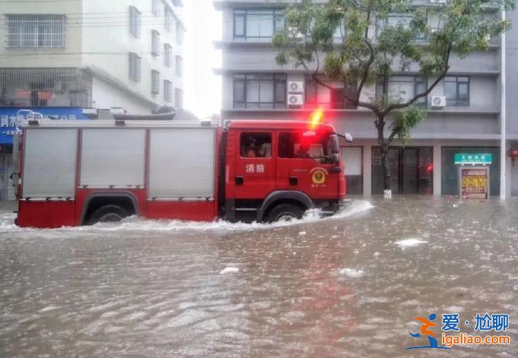 广西钦州遭遇强降雨 市区已出现明显内涝 多所学校停课？