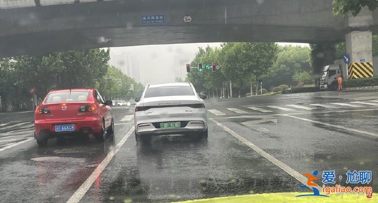 “我脱下衣服 给躺在路边的女孩盖上”？