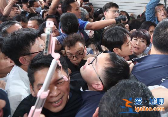 台立法机构一早爆发肢体冲突 有人扭打在地 “场面相当失控”？