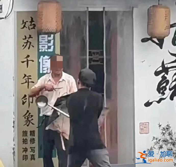 苏州警方通报“男子持刀伤人”事件 事发时附近店铺员工勇敢上前阻止？
