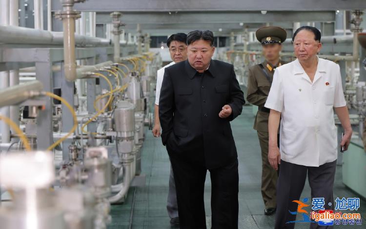 金正恩视察铀浓缩基地 有位神秘负责人陪同？