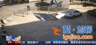 扶不扶？服！摔倒老人诬陷好心搀扶小伙被行拘？