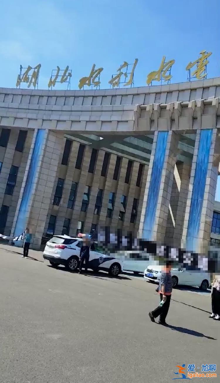 湖北一职校21岁女保安被保安队长杀害 凶手行凶后在江边失踪？