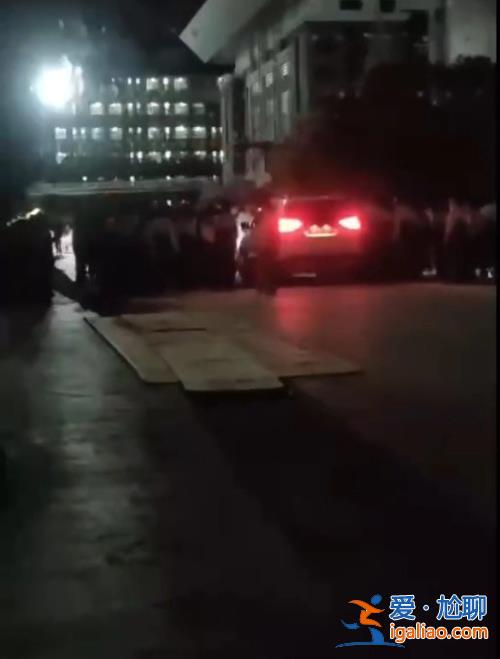 云南保山技师学院学生校内被车撞伤 校方称警方已介入处理？