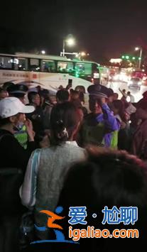 “出票失败”！大量跟团游客被曝滞留兵马俑门口 文旅部门回应？