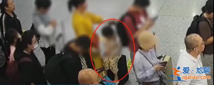 孩子从行李箱上滑落摔伤的事件已发生多起 千万别这样“遛娃”？