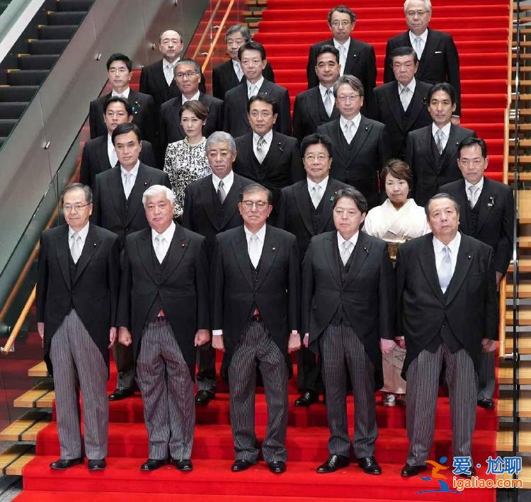 内阁合影时石破茂被指“露肚子”引嘲讽 日本政府悄悄“P图”？