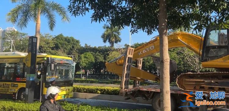 广西南宁一公交车发生交通事故 医院称有9人送医？