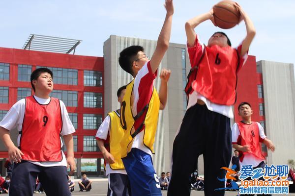 郑州市龙飞中学升学情况 郑州经开区龙飞中学住校吗？