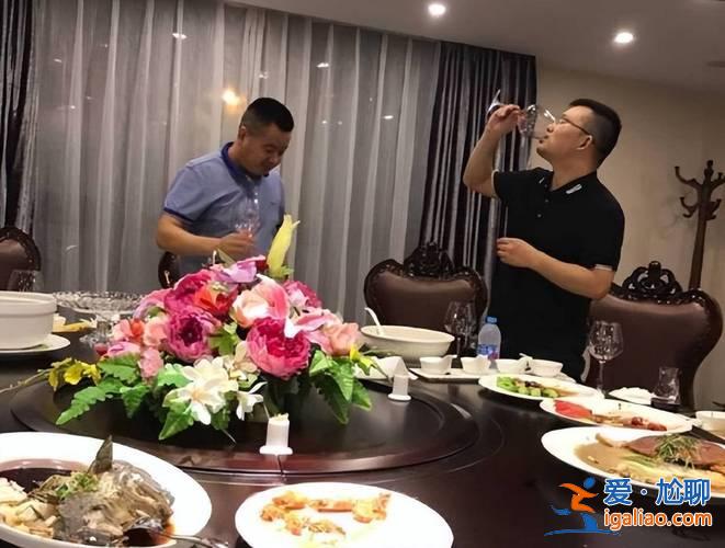 升学家宴父亲敬酒视频大全 跨年敬酒视频时间怎么设置？