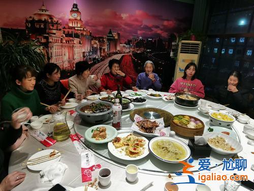 升学家宴父亲敬酒视频讲话 家宴上晚辈的敬酒词？