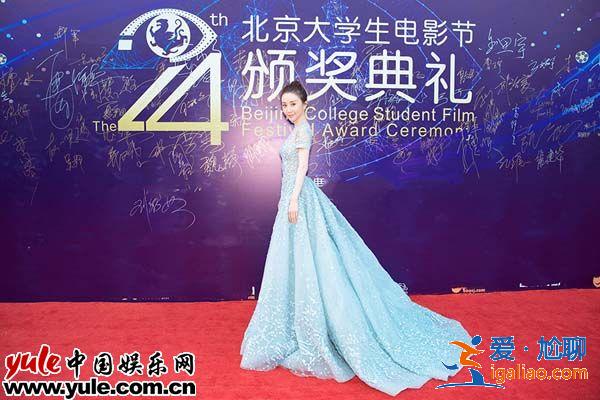 舒畅出席大学生电影节 仙气纱裙尽显优雅动人