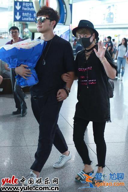 李冰冰、马丽同天获男友接机 明星姐弟恋机场狂撒狗粮