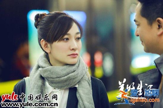行走的反光板！李小冉晒新照 白到呲光