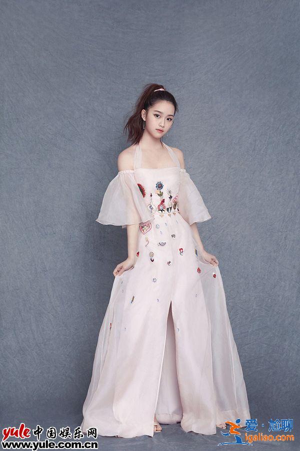 李百惠粉裙造型少女感十足 多才多艺未来可期