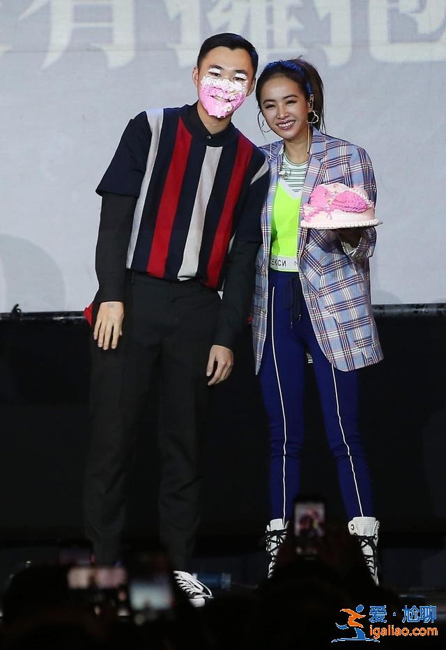 蔡依林与幸运粉丝近距离互动，全场气氛热闹又温馨