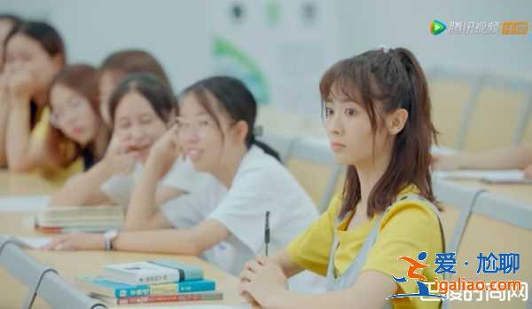 《致我暖暖的小时光》首播笑入坑 怪咖学霸撞车错包拿卫生巾？
