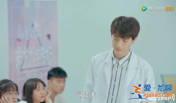 《致我暖暖的小时光》首播笑入坑 怪咖学霸撞车错包拿卫生巾？