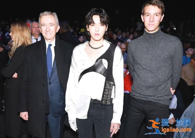 吴亦凡为杰克逊豁出去了?一身造型根本看不懂,3万的鞋子亮了! 吴亦凡为杰克逊豁出去了?一身造型根本看不懂,3万的鞋子亮了!
