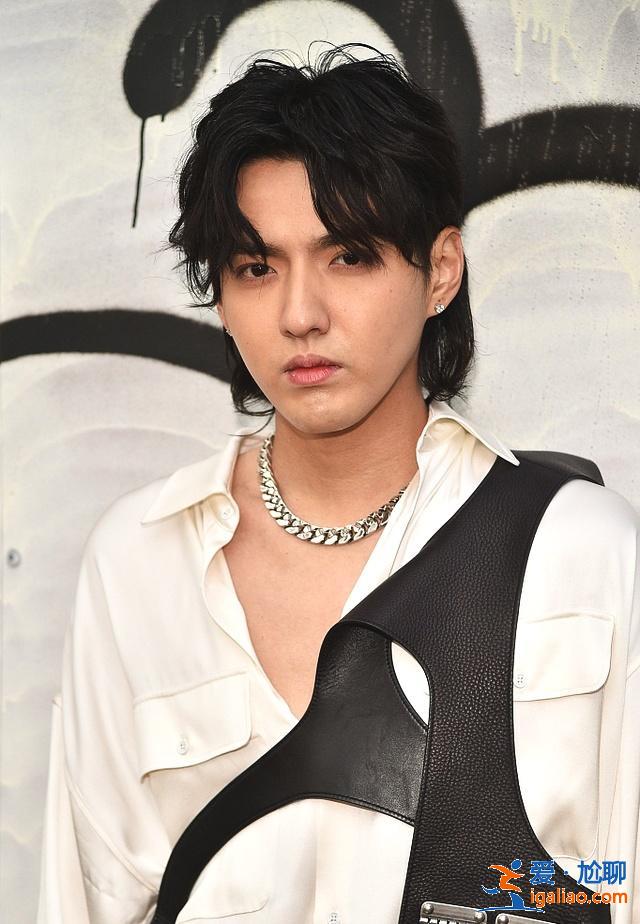 吴亦凡为杰克逊豁出去了?一身造型根本看不懂,3万的鞋子亮了! 吴亦凡为杰克逊豁出去了?一身造型根本看不懂,3万的鞋子亮了!