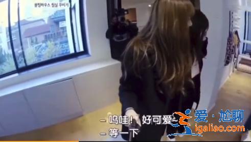 粉墨金智妮被指队内霸凌，节目中让lisa洗脚，曾说送其耳光当礼物