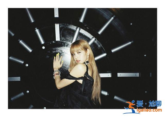 粉墨金智妮被指队内霸凌，节目中让lisa洗脚，曾说送其耳光当礼物