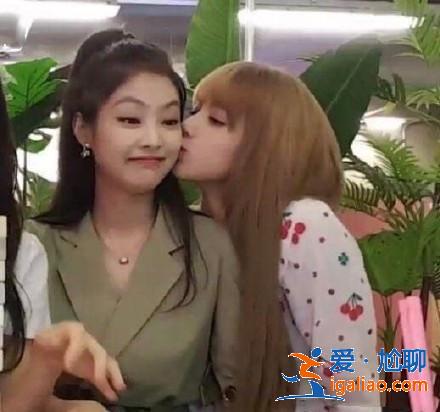 粉墨金智妮被指队内霸凌，节目中让lisa洗脚，曾说送其耳光当礼物