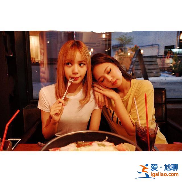 粉墨金智妮被指队内霸凌，节目中让lisa洗脚，曾说送其耳光当礼物